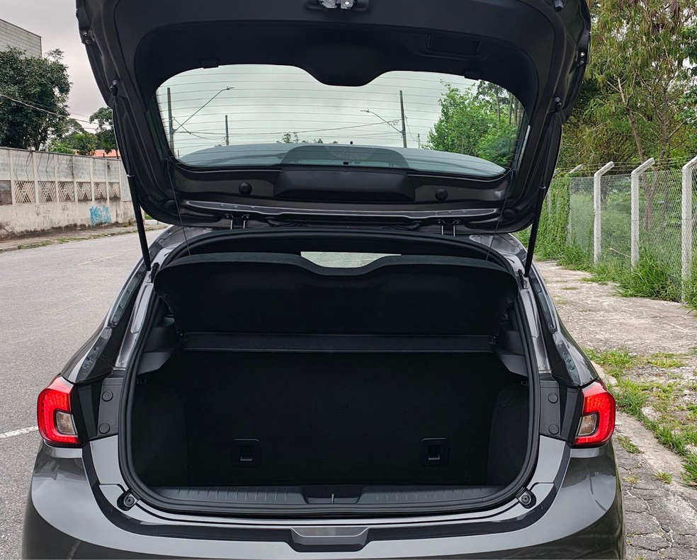 Porta-malas tem boa margem de abertura e está na média do segmento dos hatches médios — Foto: Júlia Maria Toledo/Auto News Brasil