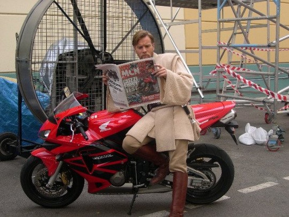 Ewan McGregor caracterizado como Obi-Wan, durante as gravações de Star Wars em 2003 — Foto: Reprodução