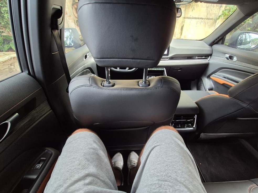 Pessoas com mais de 1,80m conseguem andar com conforto no banco traseiro — Foto: Caio Bednarski/Auto News Brasil
