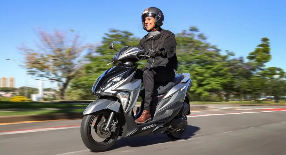 Apesar das rodas e pneus pequenos, Honda Elite 125 é equipada com painel digital — Foto: Divulgação
