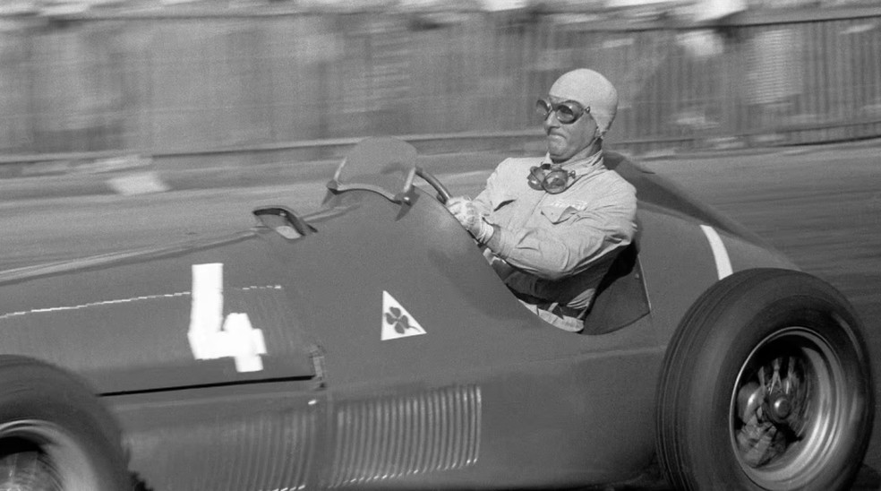 Giuseppe “Nino” Farina, com uma Alfa Romeo, foi o primeiro campeão de F1 em 1950 aos 44 anos — Foto: Klemantasky Collection/Getty Images