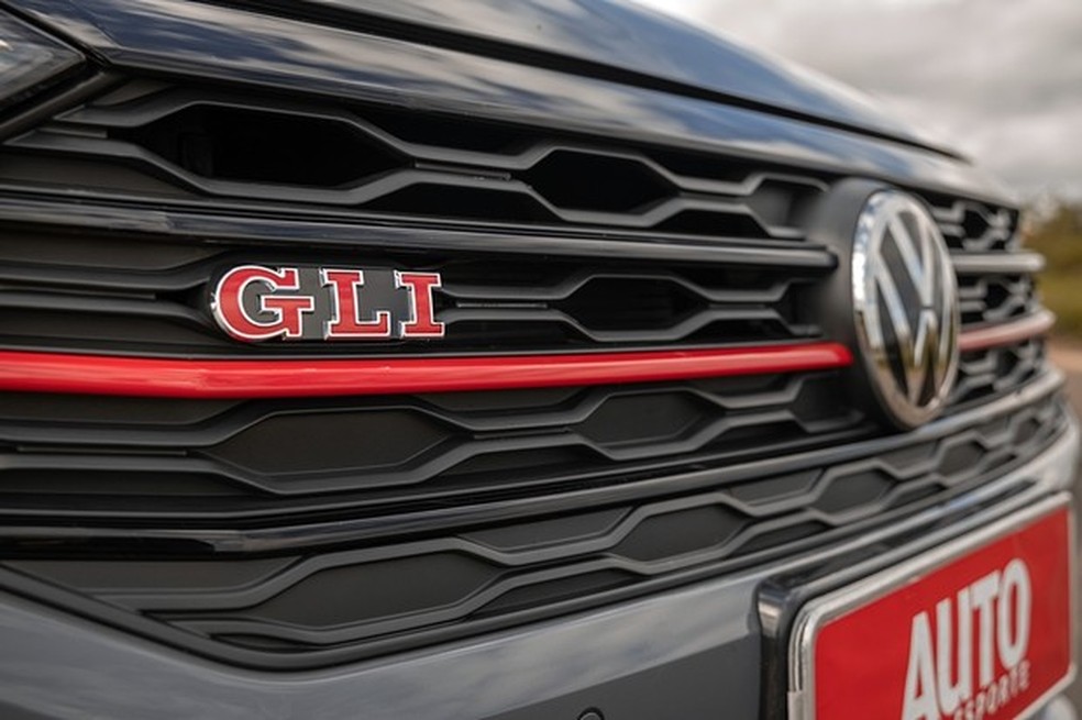 Sigle GLI na grade com friso vermelho evocam a esportividade (Foto: Marcos Camargo/Auto News Brasil) — Foto: Auto Esporte