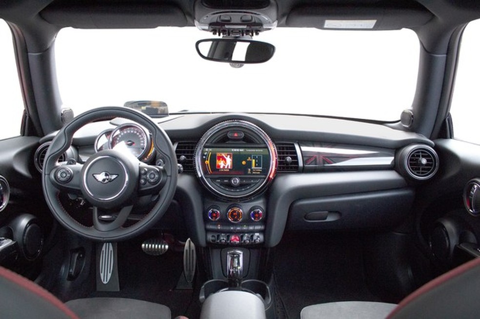 Cooper JCW tem acabamento de alcantara nos bancos e decoração esportiva (Foto: Divulgação) — Foto: Auto Esporte