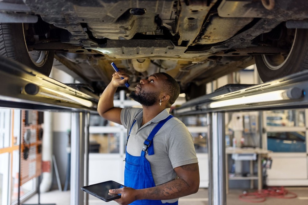 Especialistas recomendam, em alguns casos, trocar o óleo antes do previsto nos manuais da fabricante — Foto: Getty Images