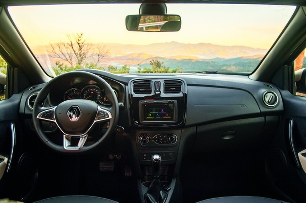 Os novos bancos, com espuma mais espessa e apoios laterais, somam-se ao volante mais ergonômico e ao acabamento melhorado. (Foto: Auto News Brasil) — Foto: Auto Esporte