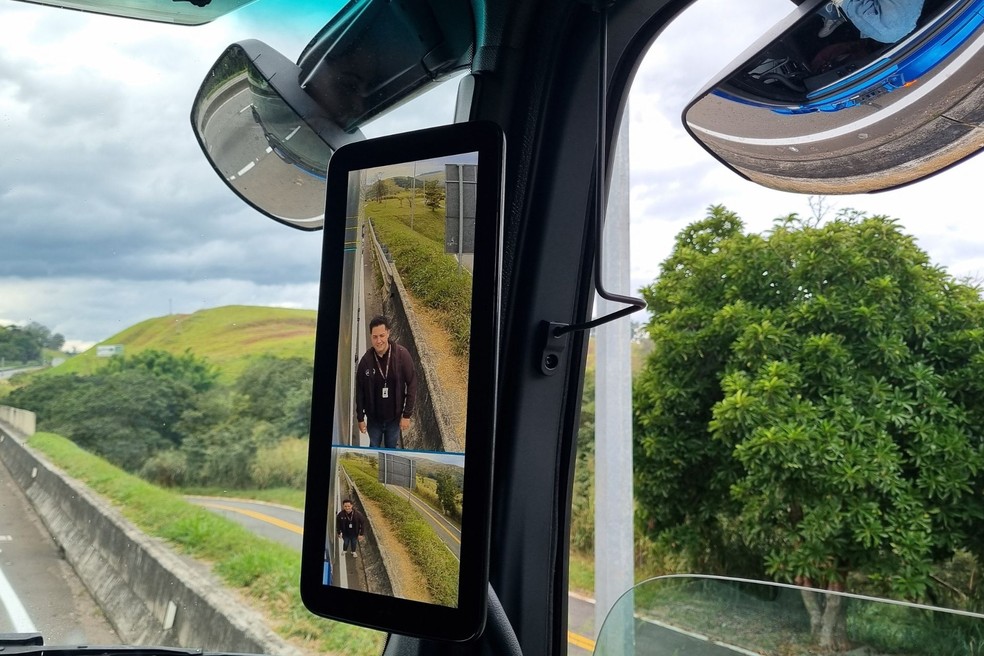 Retrovisores do Mercedes-Benz e-Actros 400 captam diversos ângulos externos ao veículo  — Foto: Divulgação/Fernando Favoretto