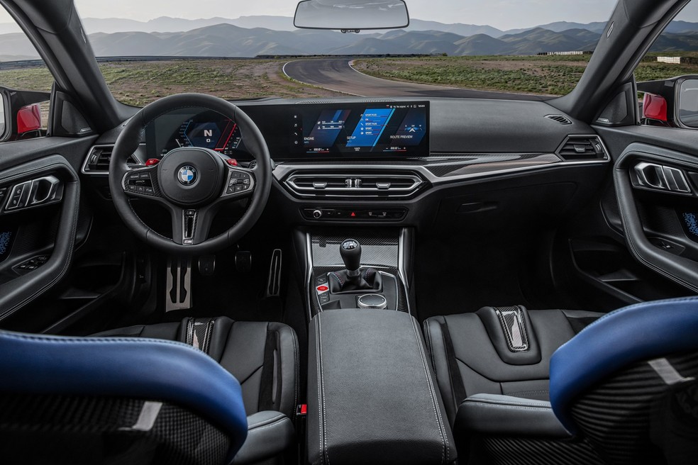 BMW M2 Track tem painel de instrumentos e a central multimídia integrada — Foto: Divulgação