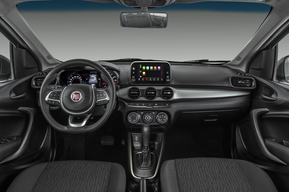 Cronos Drive 1.8 vem bem equipado de série; bancos de couro são opcionais — Foto: Divulgação/Fiat