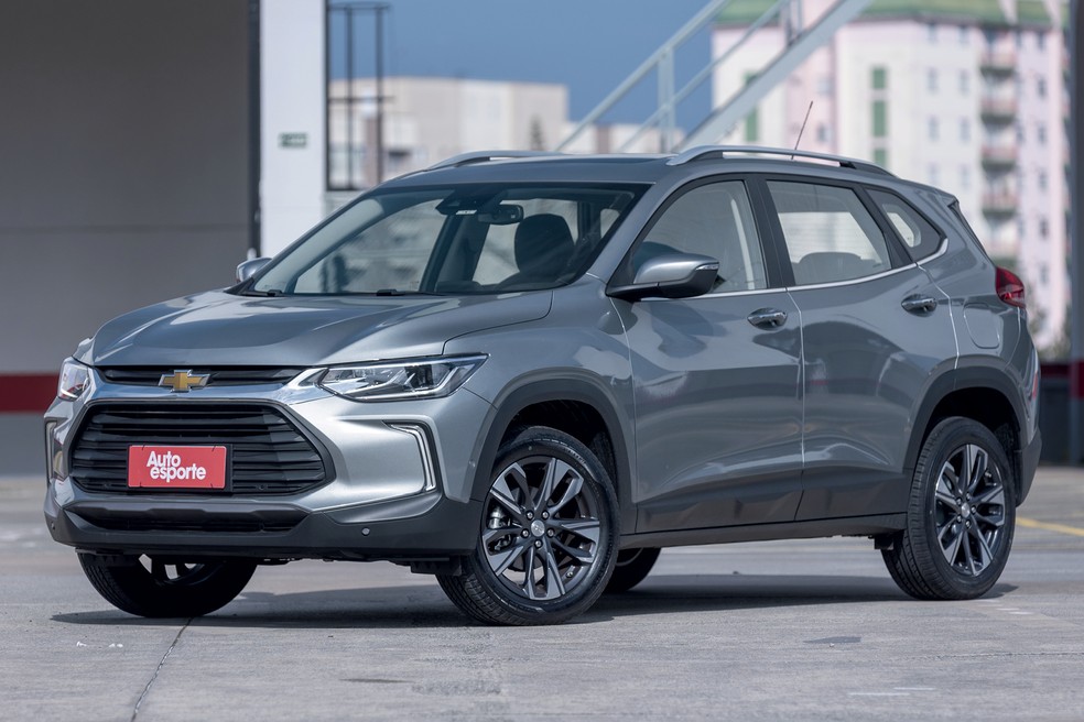 O Chevrolet Tracker Premier traz itens de série como central multimídia com Wi-Fi e espelhamento e teto solar panorâmico — Foto: Renato Durães/Autoesporte