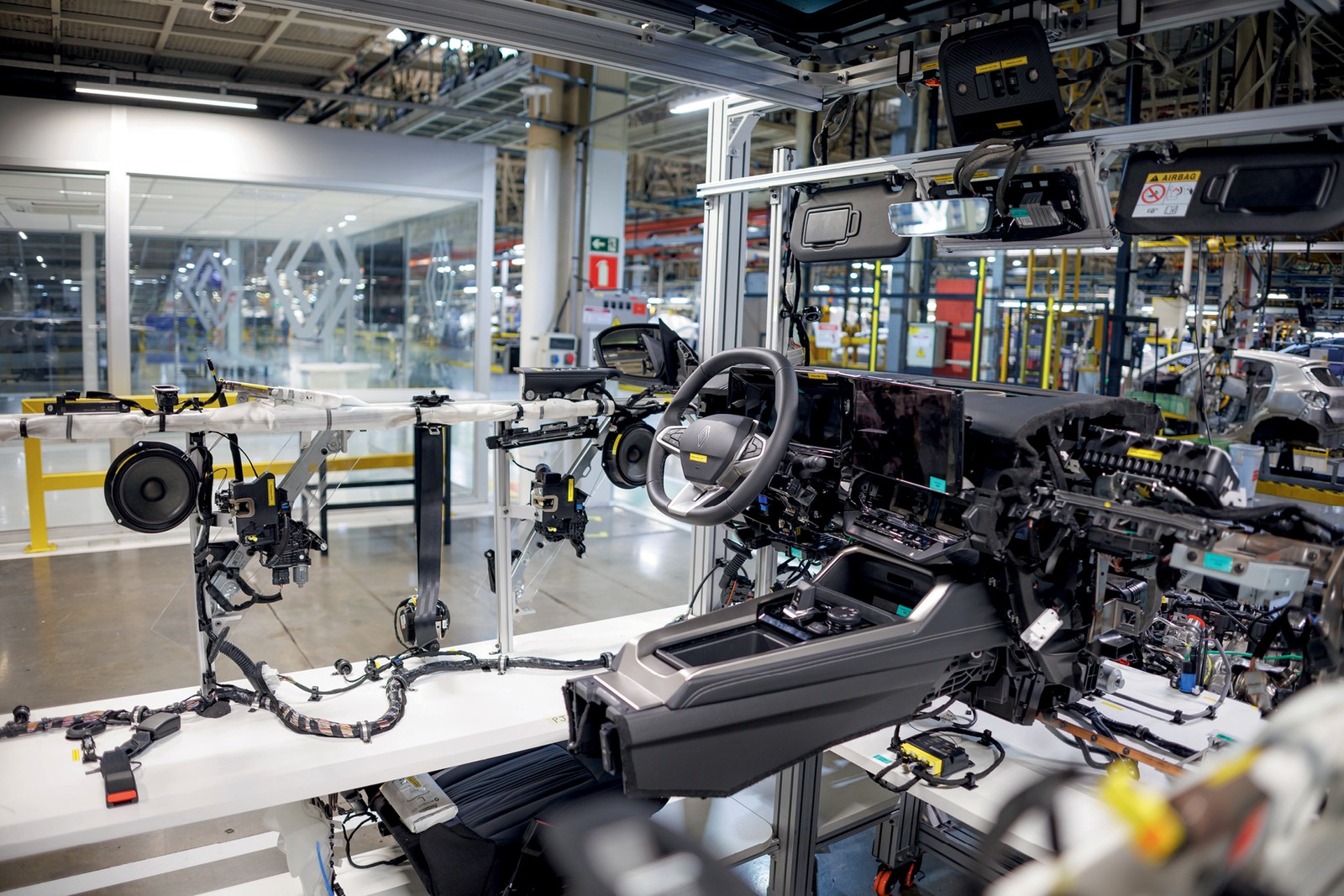 Fábrica do Renault Boreal - "Esqueleto" da arquitetura eletrônica do Boreal é gabarito para funcionários conferirem se  a montagem está correta — Foto: Rodolfo Buhrer/Auto News Brasil