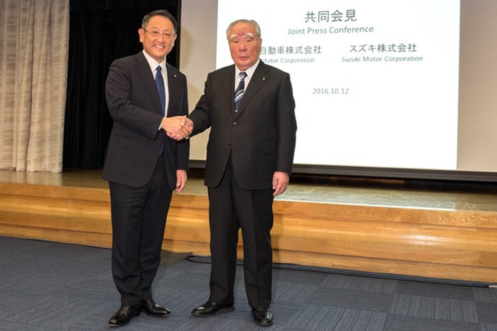 Akio Toyoda, presidente da Toyota (esquerda), e Osamu Suzuki, presidente da Suzuki (direita) (Foto: Divulgação) — Foto: Auto Esporte