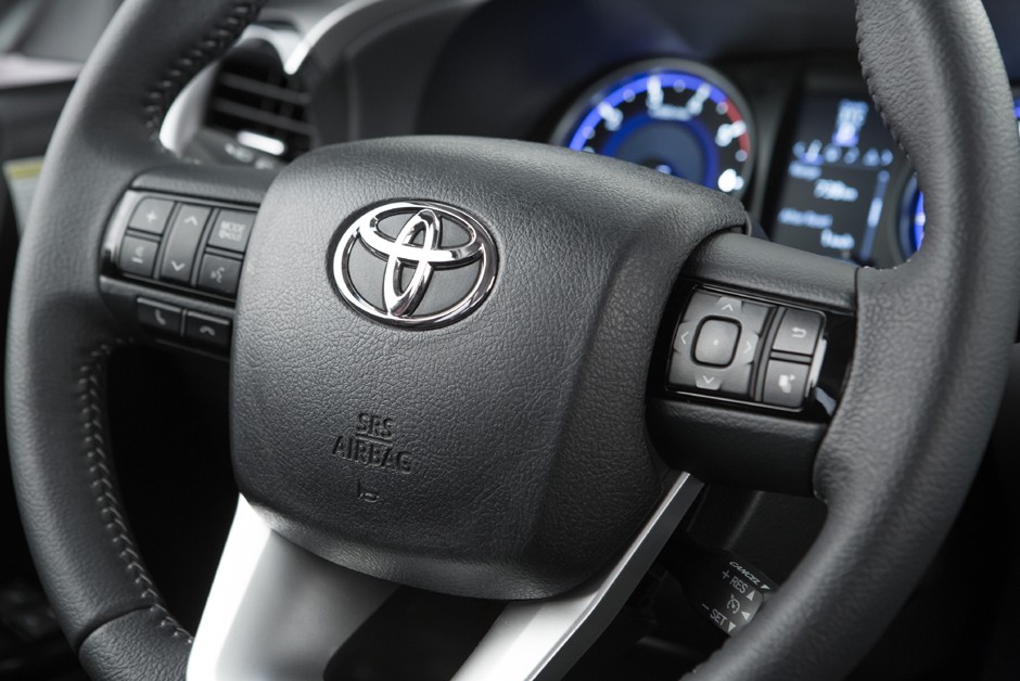 Detalhe do volante multifuncional da Toyota Hilux 2016