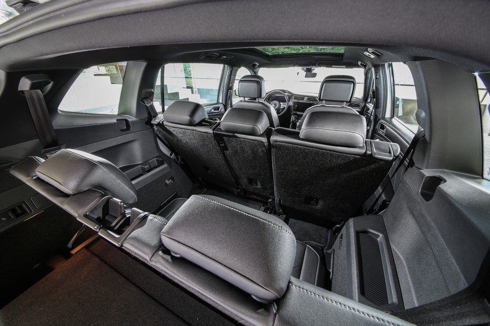 Espaço para passageiros da terceira fileira no Tiguan é bastante apertado — Foto: Divulgação