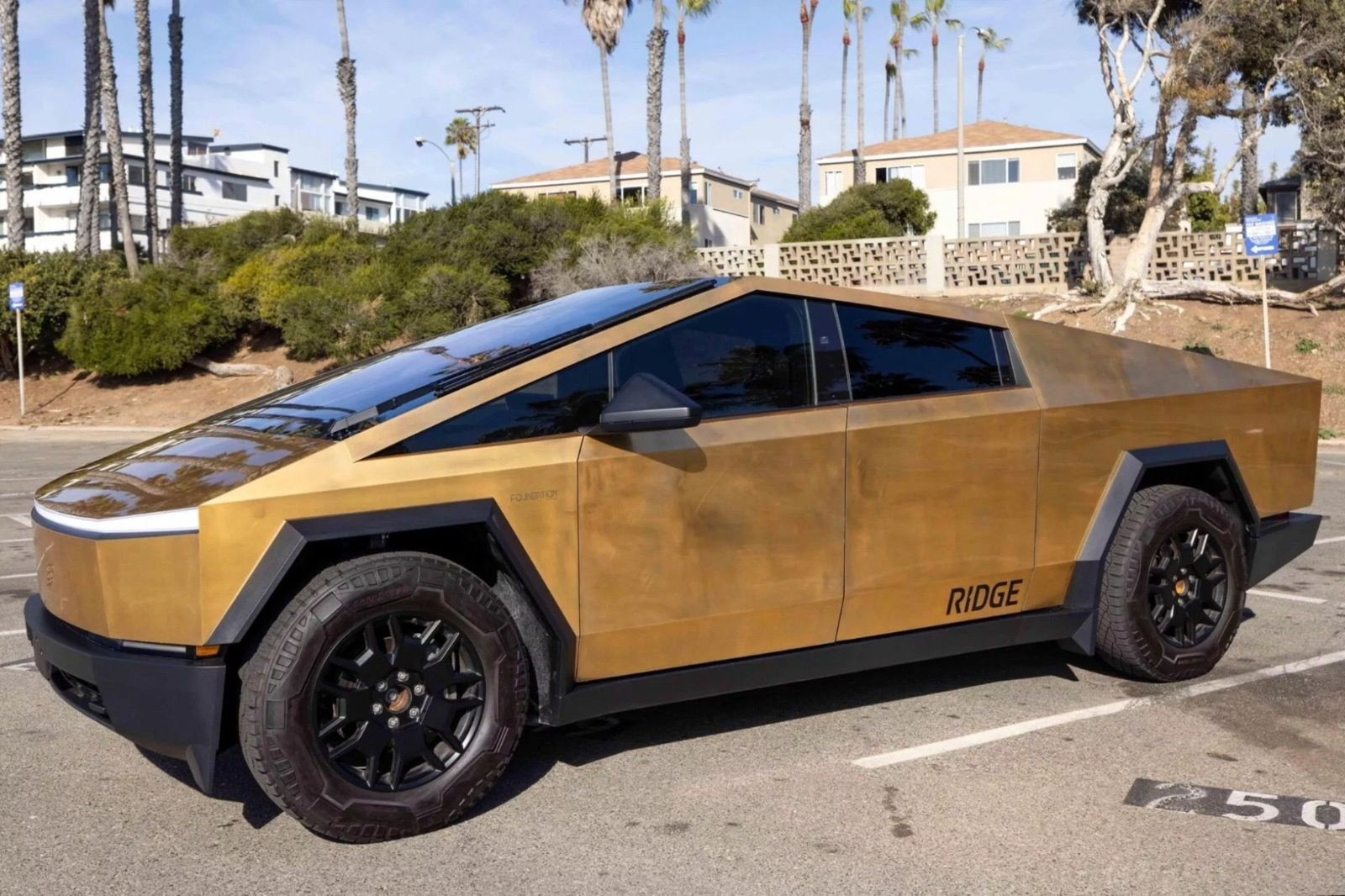 Tesla Cybertruck de ouro vai a leilão com lance inicial de R$ 120; entenda