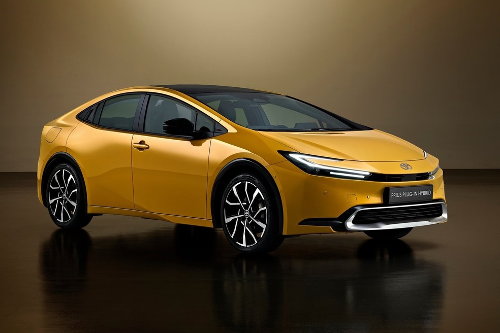 Toyota Prius tem faróis em forma de C  — Foto: Divulgação