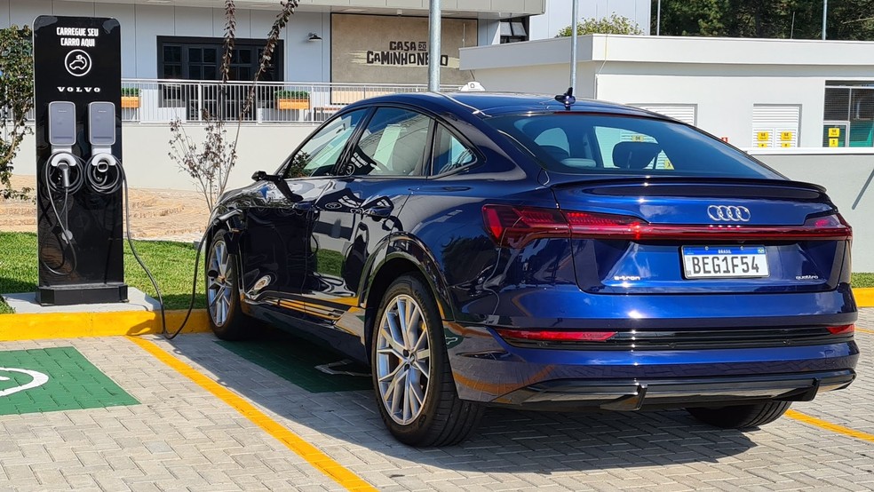 Limitado pelo inversor do e-tron, o carregador AC de 22 kW entrega só metade de sua potência — Foto: Rodrigo Ribeiro/Auto News Brasil