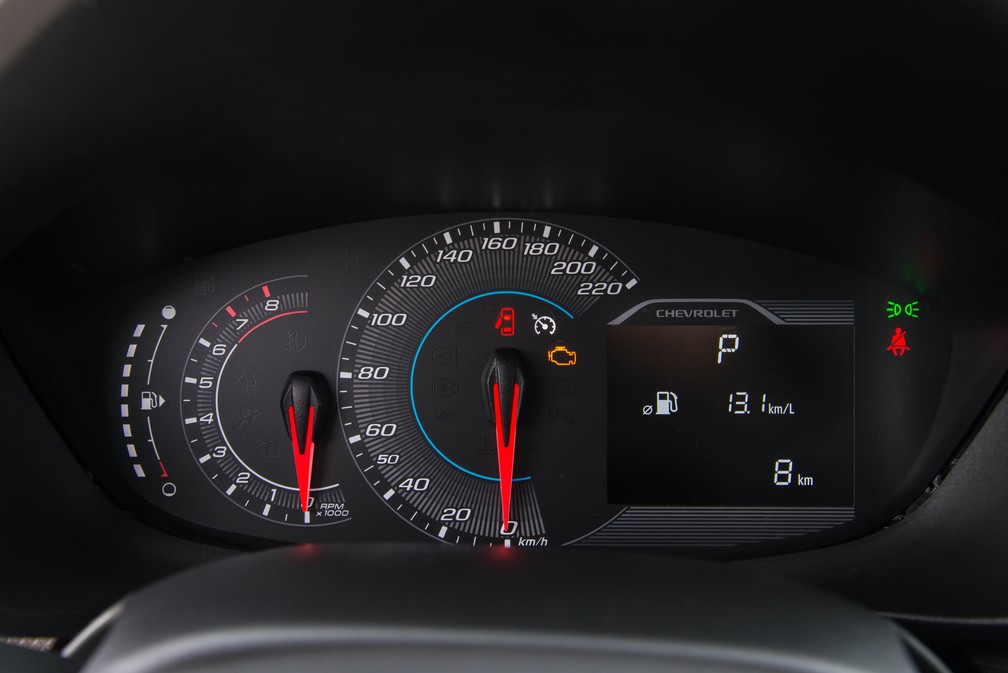 Quadro de instrumentos da Chevrolet Spin ficou idêntico ao do Tracker — Foto: Divulgação