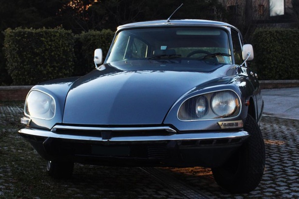 Faróis direcionais estavam presentes na segunda geração do DS, produzida a partir de 1968 (Foto: Divulgação) — Foto: Auto Esporte