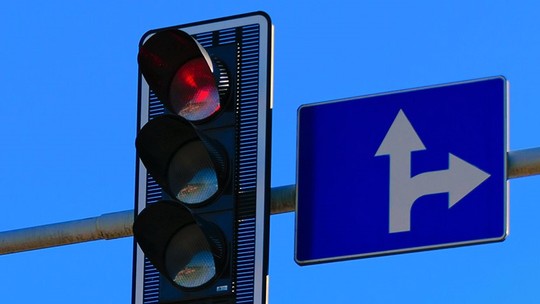 É permitido passar o sinal vermelho quando for virar à direita?