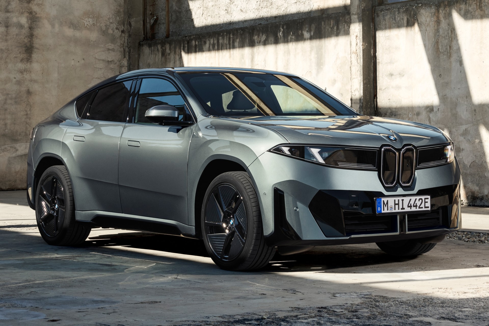 Novo BMW iX4 é SUV cupê elétrico com visual arrojado e 828 km de autonomia