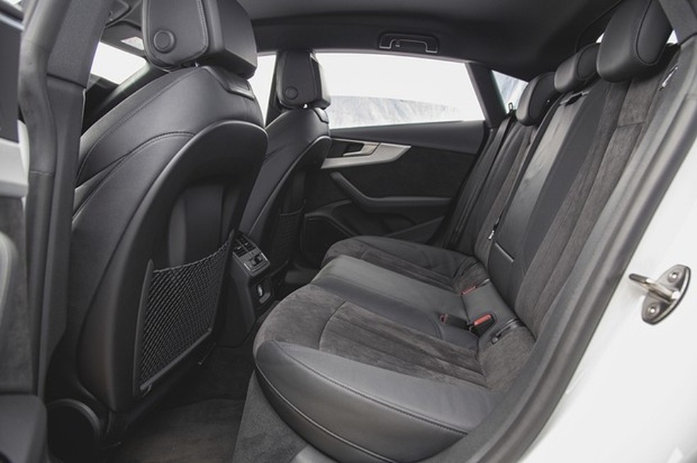 Sedã capricha na cabine e recebe bem cinco adultos (Foto: Fabio Aro/Auto News Brasil) — Foto: Auto Esporte