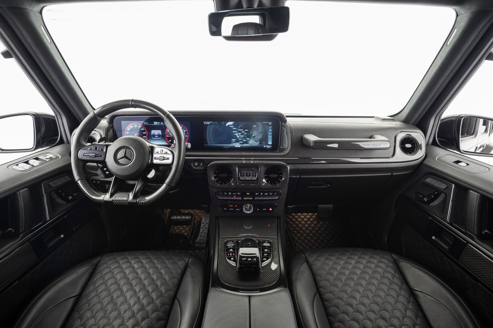 O luxuoso interior do Brabus XLP Superblack foi aprimorado com acabamento mais premium e muitas peças em fibra de carbono — Foto: Divulgação