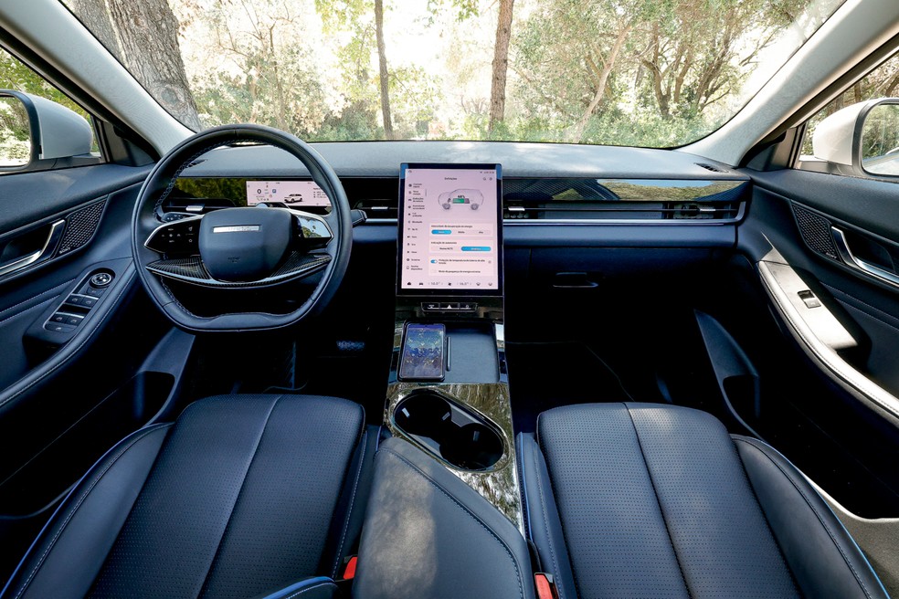 Cabine do Jaecoo 5 elétrico lembra a de vários outros carros chineses: telas grandes e poucos botões — Foto: Divulgação