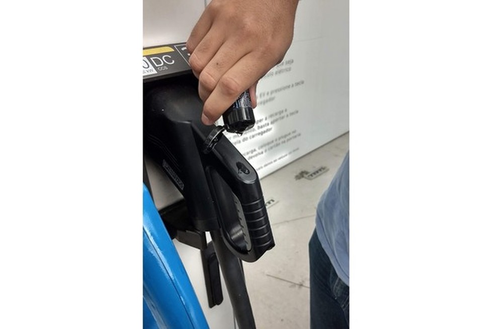 A limpeza deve ser feita na parte externa do conector (Foto: Rodrigo Ribeiro) — Foto: Auto Esporte