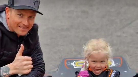 Aposentado da F1, Raikkonen volta às pistas para ensinar a filha de apenas 5 anos a correr de kart
