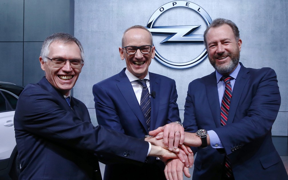 A partir da dir: presidentes da PSA, Carlos Tavares, da Opel, Karl-Thomas Neumann, e da GM, Dan Ammann, comemoram compra da Opel pela PSA. Marca pertencia à GM, em março passado. — Foto: Martial Trezzini/Keystone via AP