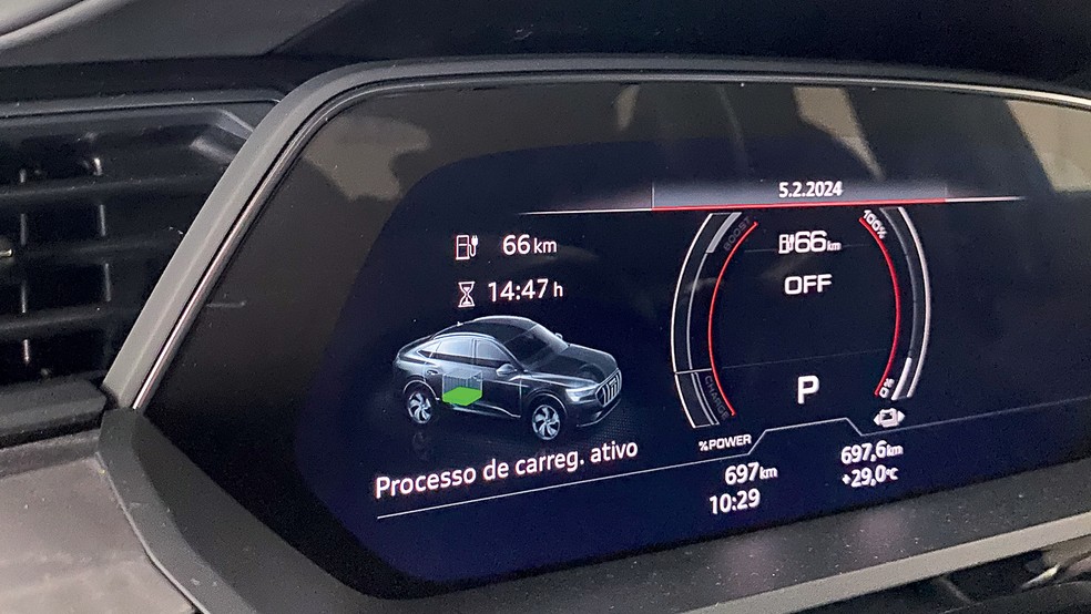 O SUV elétrico traz duas telas no painel central e mostra informações de recarga — Foto: André Schaun/Auto News Brasil