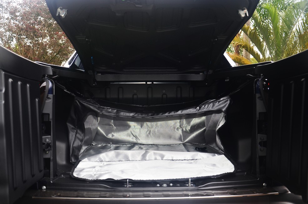 Toro Ultra vem de série com uma bolsa de zíper na caçamba  — Foto: André Schaun 