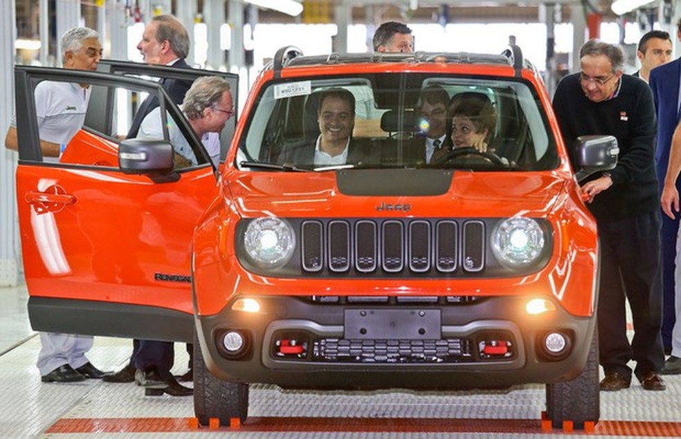Dilma Rousseff conhece o Renegade ao lado de Sergio Marchionne na inauguração da fábrica da Jeep (Foto: Rafael Neddermeyer / FCA) — Foto: Auto Esporte