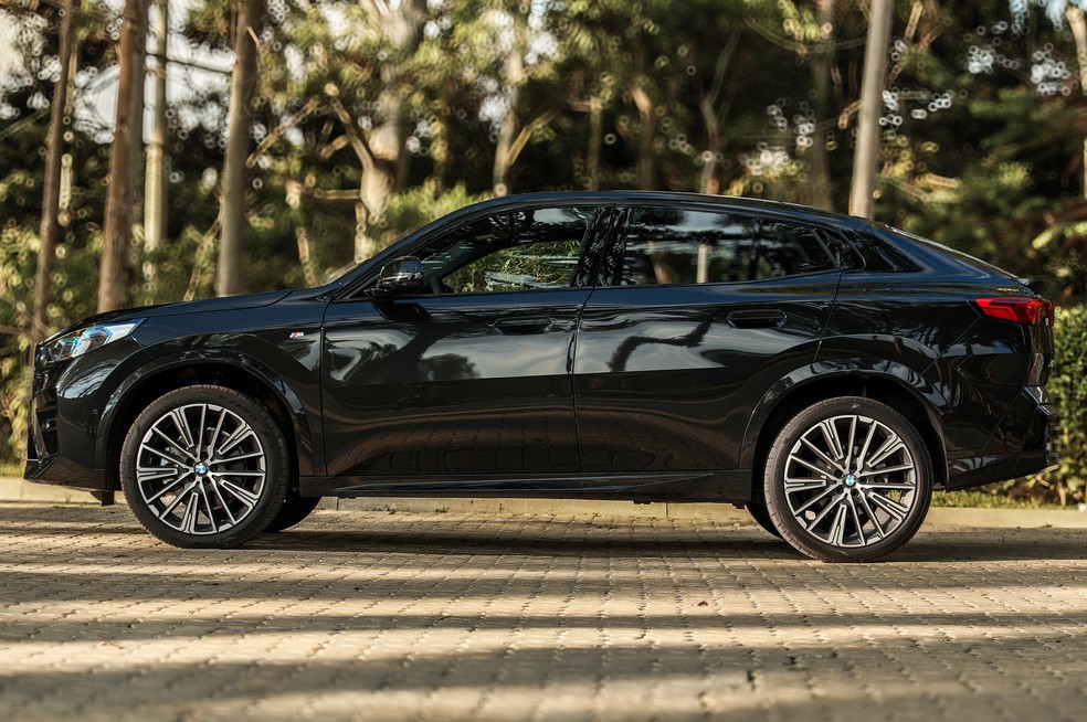 Visão lateral do novo BMW X2 mostra como o SUV está mais bonito — Foto: Divulgação