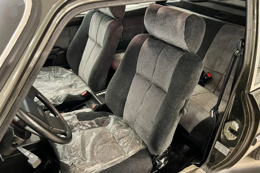 Chevrolet Caravan Comodoro SLE tem acabamento em tecido no interior  — Foto: Reprodução
