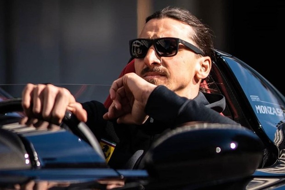 Ibrahimovic foi multado por andar Ferrari Monza SP2 sem capacete (Foto: Instagram/Ferdinando Piacezzi) — Foto: Auto Esporte