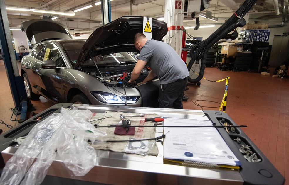 As ferramentas devem ser específicas para a manutenção de um carro elétrico — Foto: Getty images 
