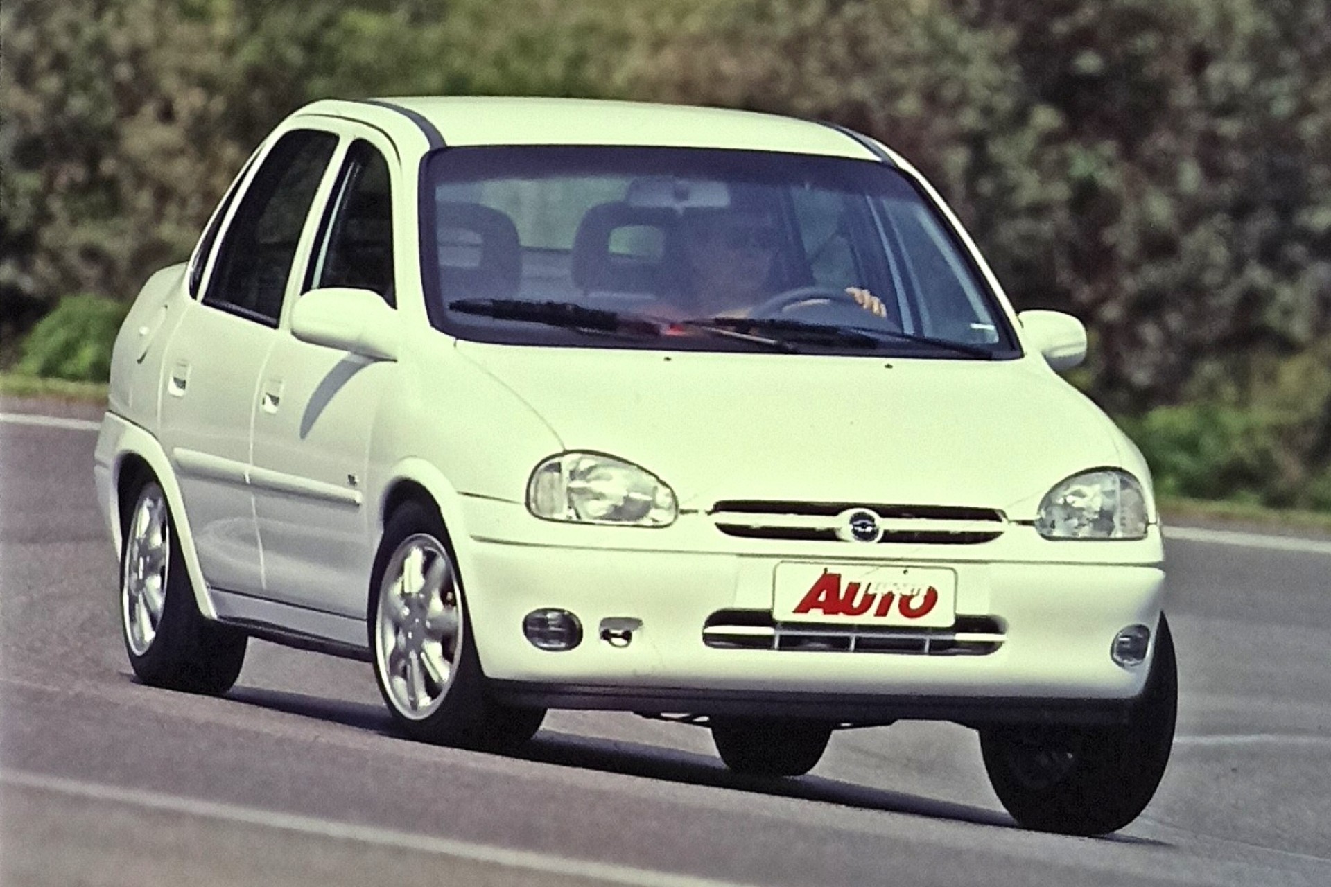Chevrolet Corsa Sedan GLS deu um banho em Fiat Prêmio e VW Voyage; relembre
