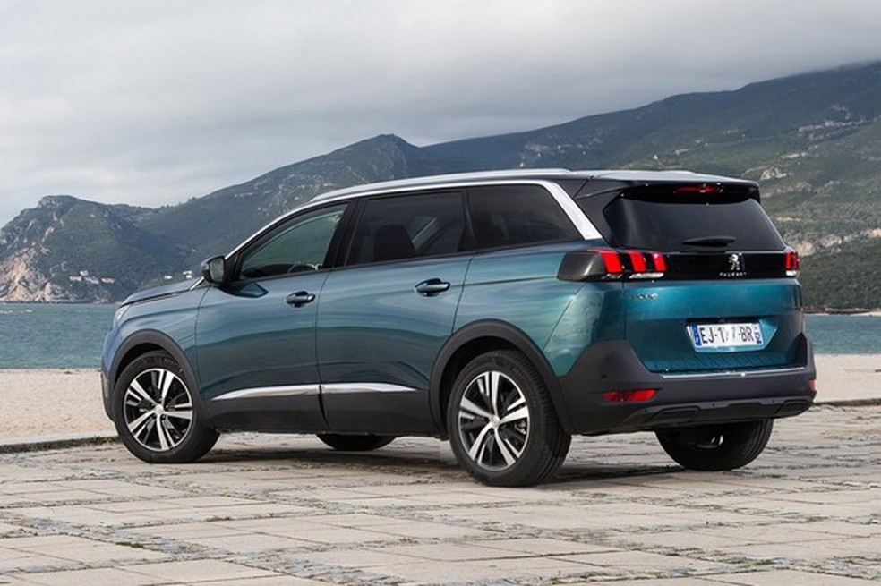 A traseira tem estilo próprio e teto com queda bem mais suave (Foto: Divulgação) — Foto: Auto Esporte