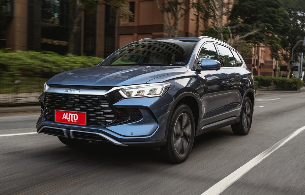 BYD Song Pro na cor cinza, visto de frente em movimento