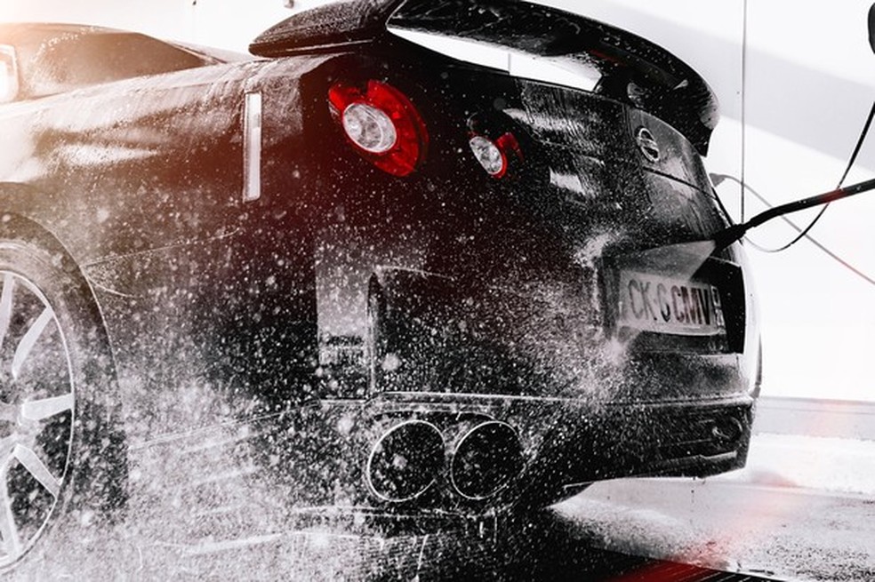Lavagem principal deve ser feita com sabão neutro (Foto: Clément N./Unsplash/Reprodução) — Foto: Auto Esporte