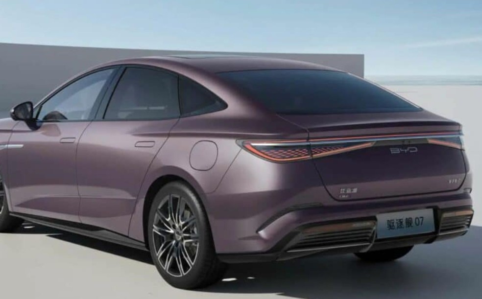 Assinatura muda para "BYD" na traseira — Foto: Divulgação