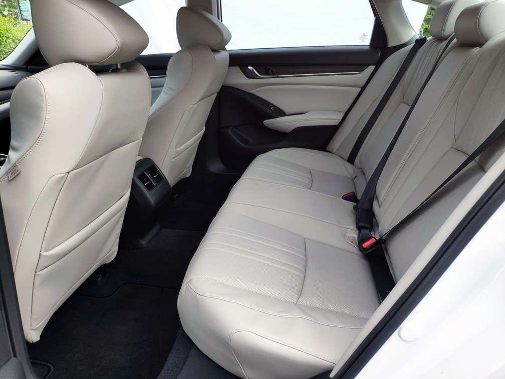 Espaço é o que não falta no banco traseiro do Honda Accord — Foto: André Paixão/G1
