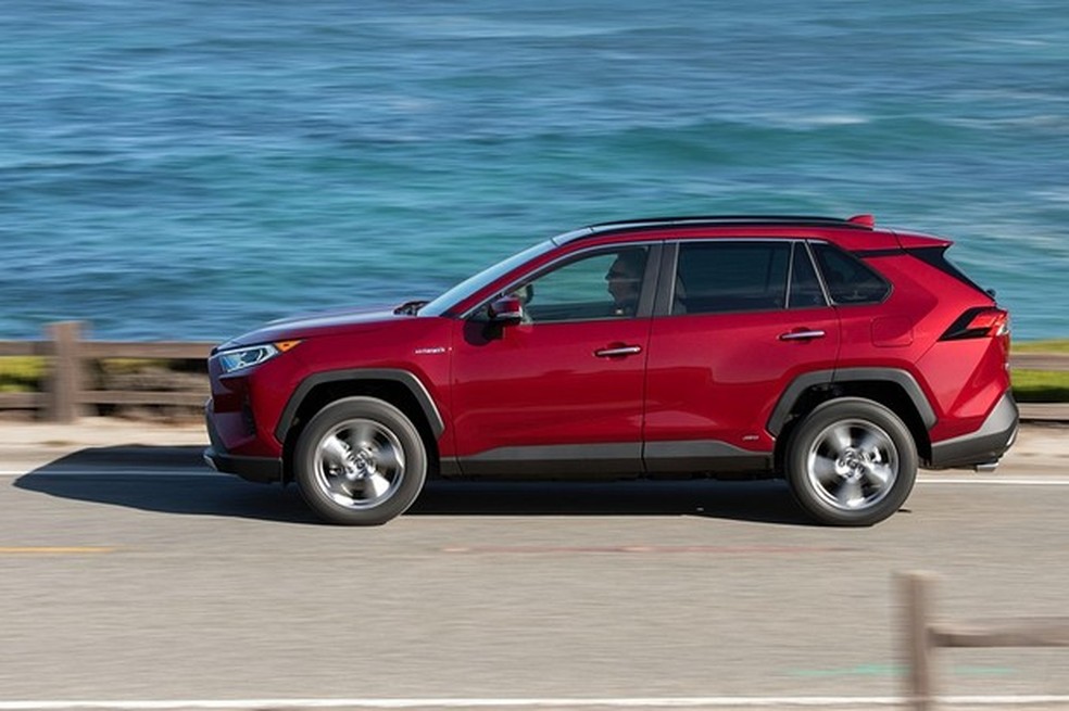 Perfil mostra o quanto a Toyota investiu em vincos no design do RAV4 (Foto: Divulgação) — Foto: Auto Esporte