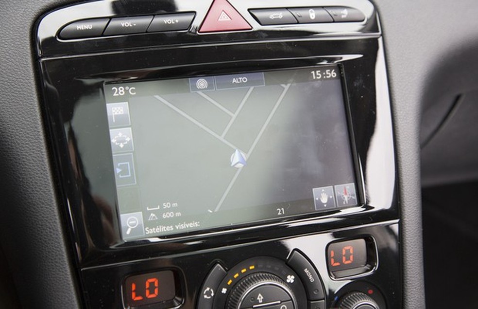 Detalhe da nova tela multimídia sensivel ao toque do Peugeot 308 reestilizado (Foto: Fabio Aro / Auto News Brasil) — Foto: Auto Esporte