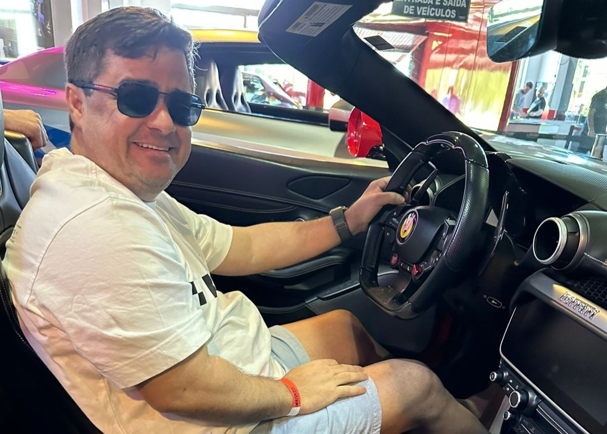 Após ficar cego, empresário viaja 2 mil km para andar em supercarros