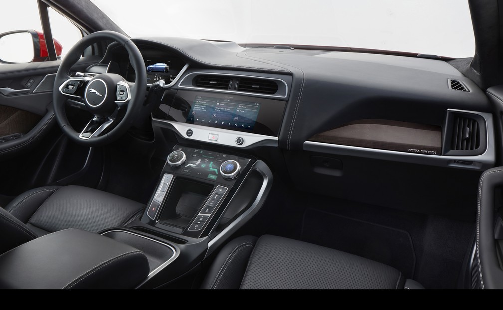 Cabine do Jaguar I-Pace tem duas telas como central multimídia — Foto: Divulgação