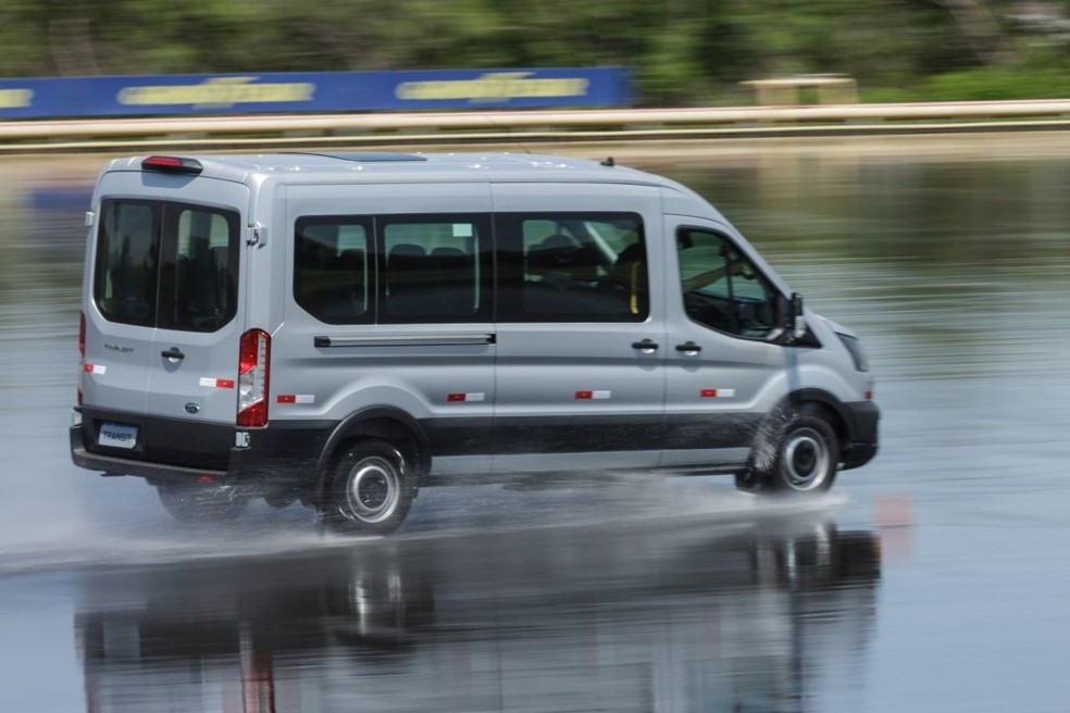 Ford Transit 2022 tem um modo chamada 'escorregadio' que é justamente para solos molhados — Foto: Divulgação 