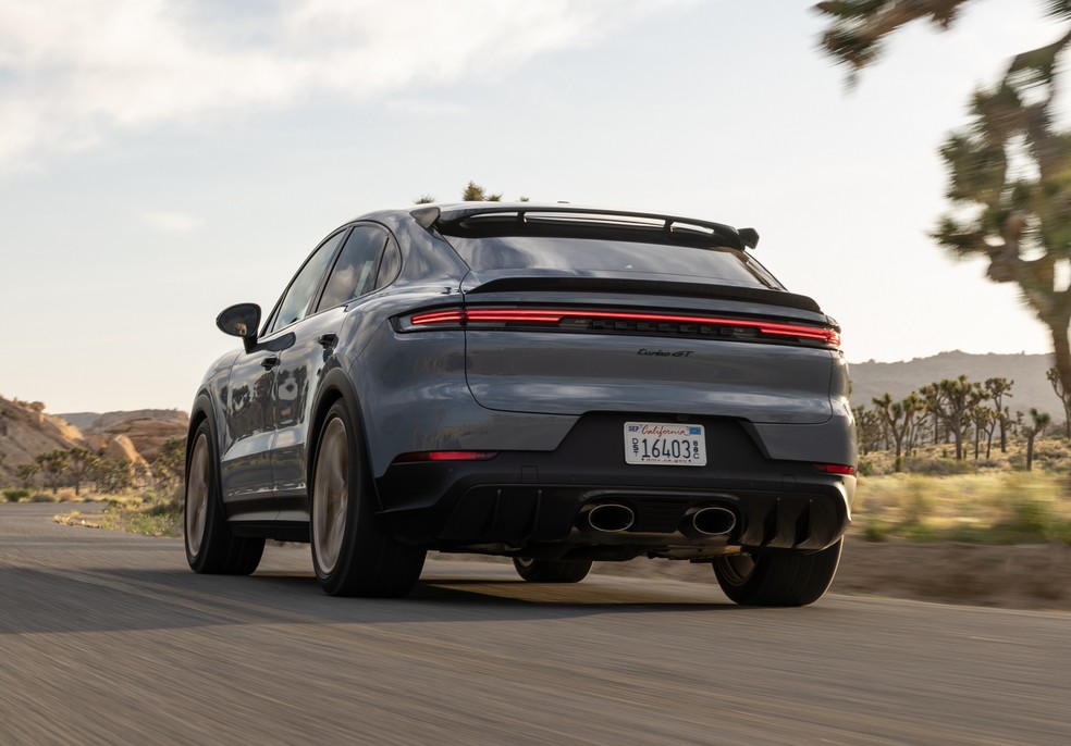 Porsche Cayenne Turbo GT 2024 tem assinatura luminosa na traseira; escape duplo central de titânio foi mantido — Foto: Divulgação