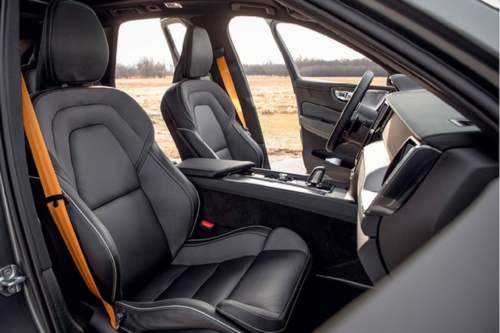 Os novos bancos e o cinto amarelo são os destaques do interior (Foto: Divulgação) — Foto: Auto Esporte